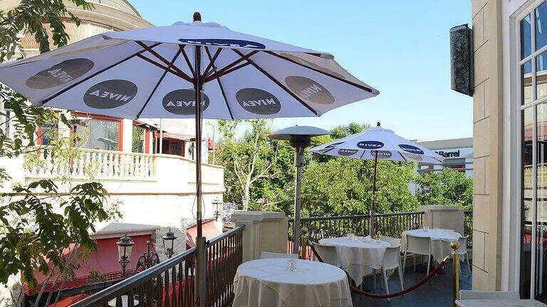 Muere una mujer al ser golpeada por una sombrilla en un restaurante