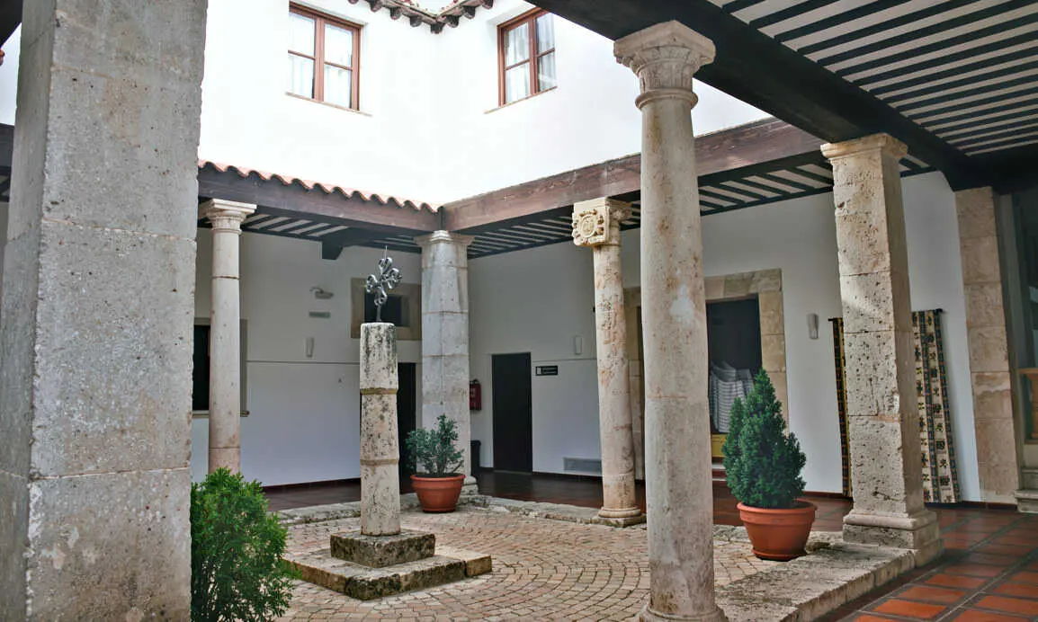 En la imagen el patio de la Casa Parada de Taranc&oacute;n (Cuenca) que acoger&aacute; la sede de la Fundaci&oacute;n Antonio P&eacute;rez (FAP)