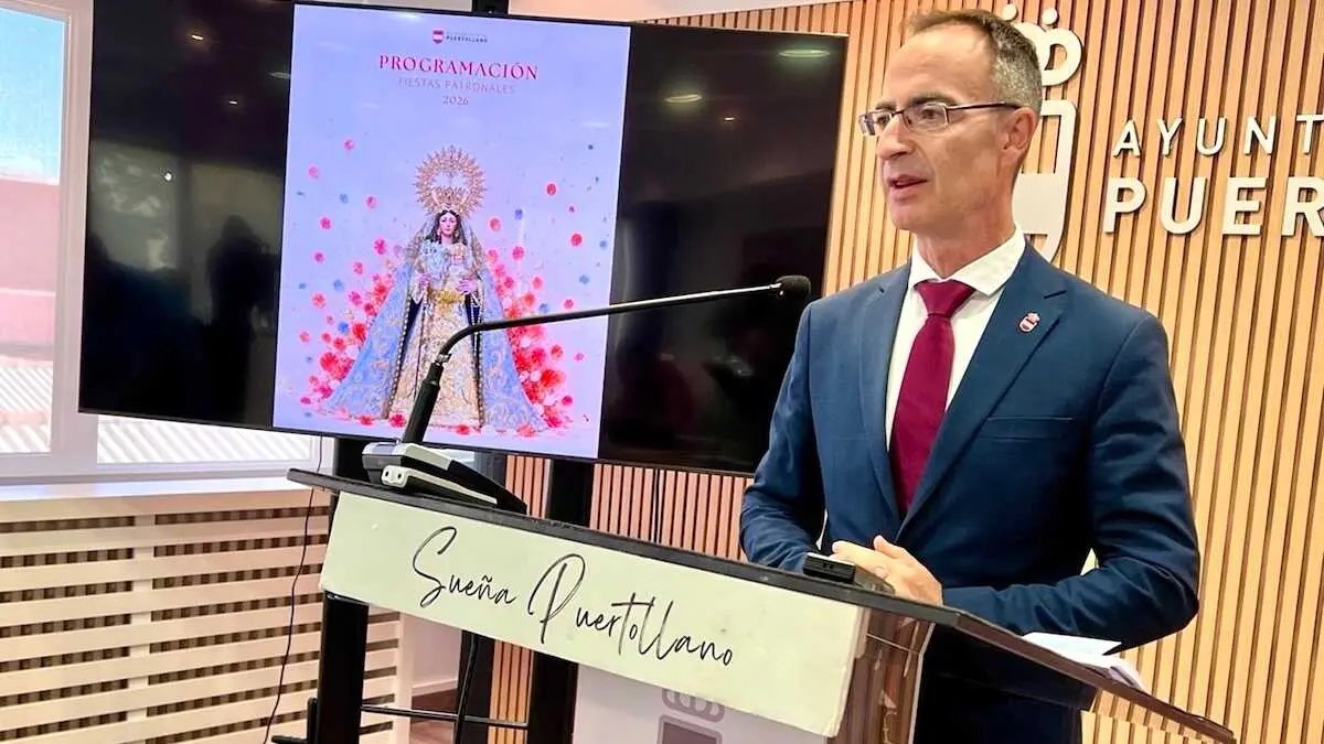 El concejal de Festejos del Ayuntamiento de Puertollano (Ciudad Real), Juan Sebasti&aacute;n L&oacute;pez Berdonces, en rueda de prensa.