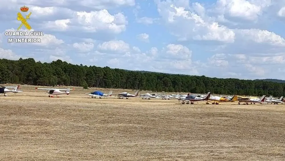 26/08/2026 Aer&oacute;dromo de Sotos con la aeronaves..

La Guardia Civil, a trav&eacute;s del Equipo Pegaso del Destacamento de Fiscal y Fronteras de la Comandancia de Cuenca, ha llevado a cabo la inspecci&oacute;n de 25 aeronaves en el aer&oacute;dromo de Sotos, con motivo de su participaci&oacute;n en la 'Vuelta Iberica'.

SOCIEDAD 
GUARDIA CIVIL