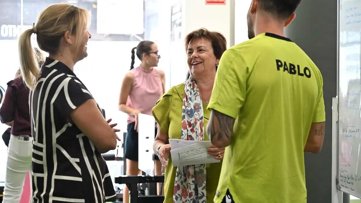 La directora general de Aut&oacute;nomos, Trabajo y Econom&iacute;a Social, Ana Carmona, durante su visita a la empresa CM Movement, ubicada en Alc&aacute;zar de San Juan (Ciudad Real).