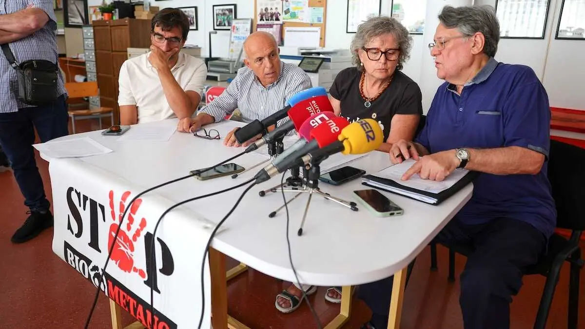 Plataformas contra el biometano en Castilla-La Mancha piden la nulidad del decreto. (De izq a dcha) Alberto Celis, de la plataforma de Daimiel, Carmelo Donoso, de Stop Biometano en Carri&oacute;n de Calatrava, Elisa D&iacute;az, del partido Verde Verdes-Equo, y el portavoz de la plataforma de Torralba de Calatrava, Rafael Ruiz, durante la rueda de prensa - EFE/Ismael Herrero