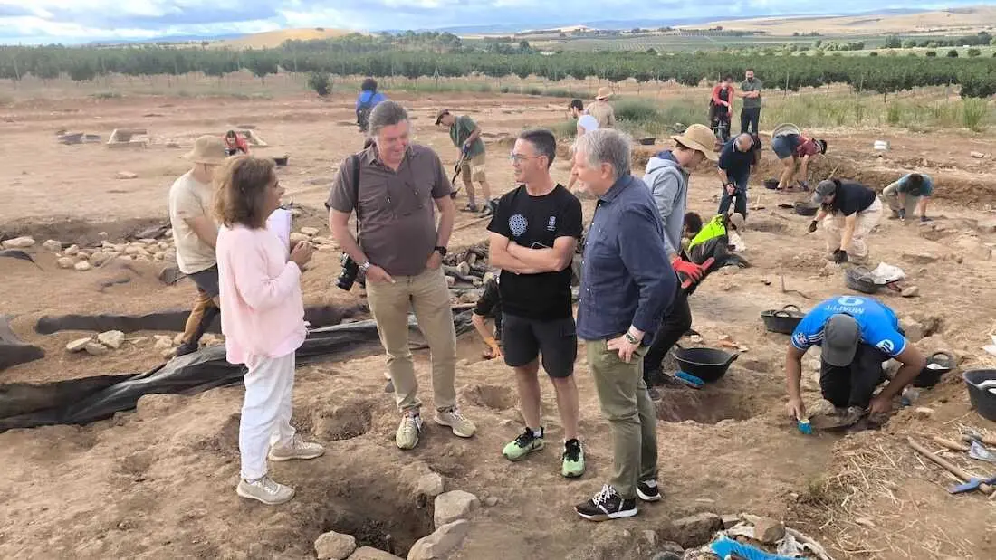 El alcalde de Ciudad Real, Francisco Ca&ntilde;izares, durante la visita que ha realizado al parque arqueol&oacute;gico de Alarcos