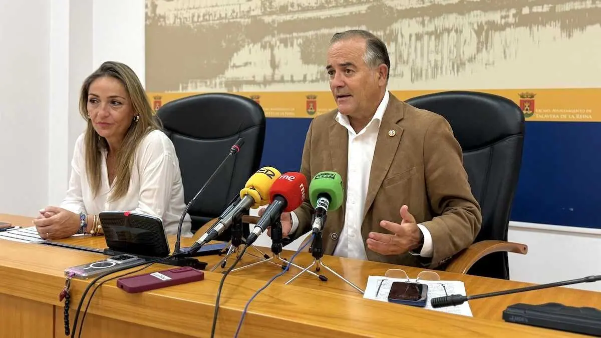 El alcalde de Talavera de la Reina (Toledo), Jos&eacute; Juli&aacute;n Gregorio, durante la rueda de prensa que ha ofrecido