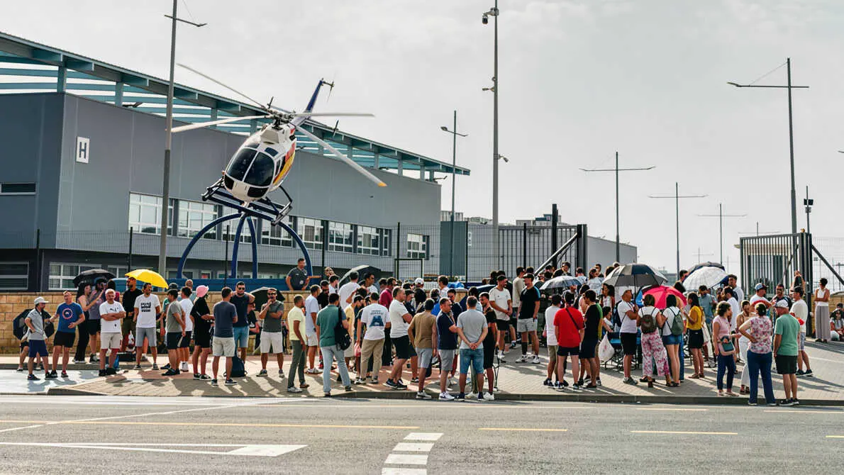 En la imagen de archivo trabajadores de Airbus concentrados a las puertas de la planta de Albacete