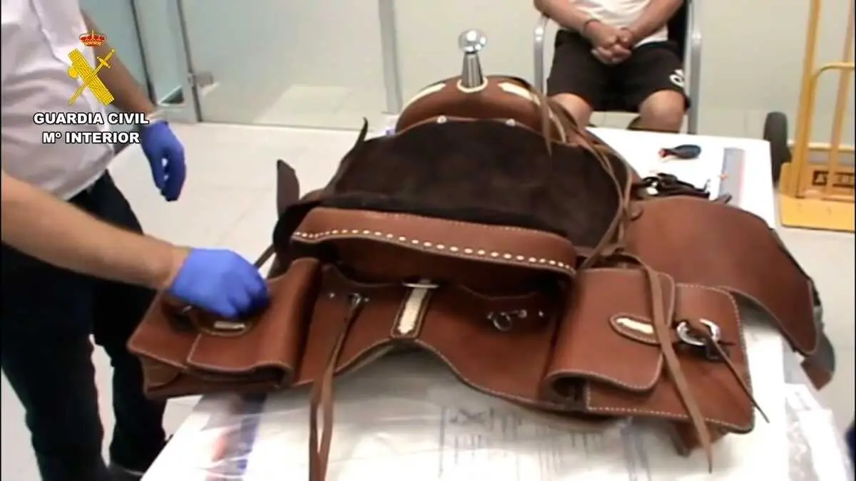 Coca&iacute;na oculta en una silla de montar: tres detenidos en Guadalajara