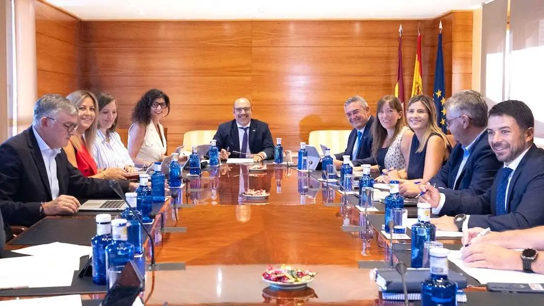 En la imagen un instante de la reuni&oacute;n de la Junta de Portavoces y Mesa de las Cortes de Castilla-La Mancha