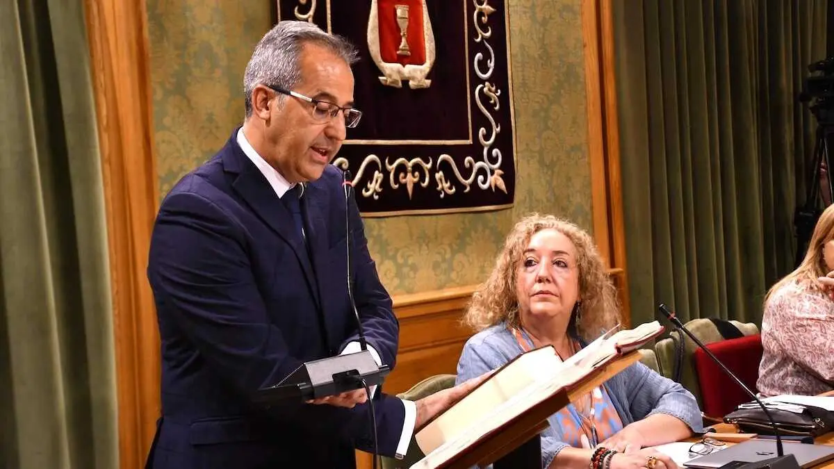 Los concejales del Ayuntamiento de Cuenca Jes&uacute;s Alberto Pontones y Marta Tirado