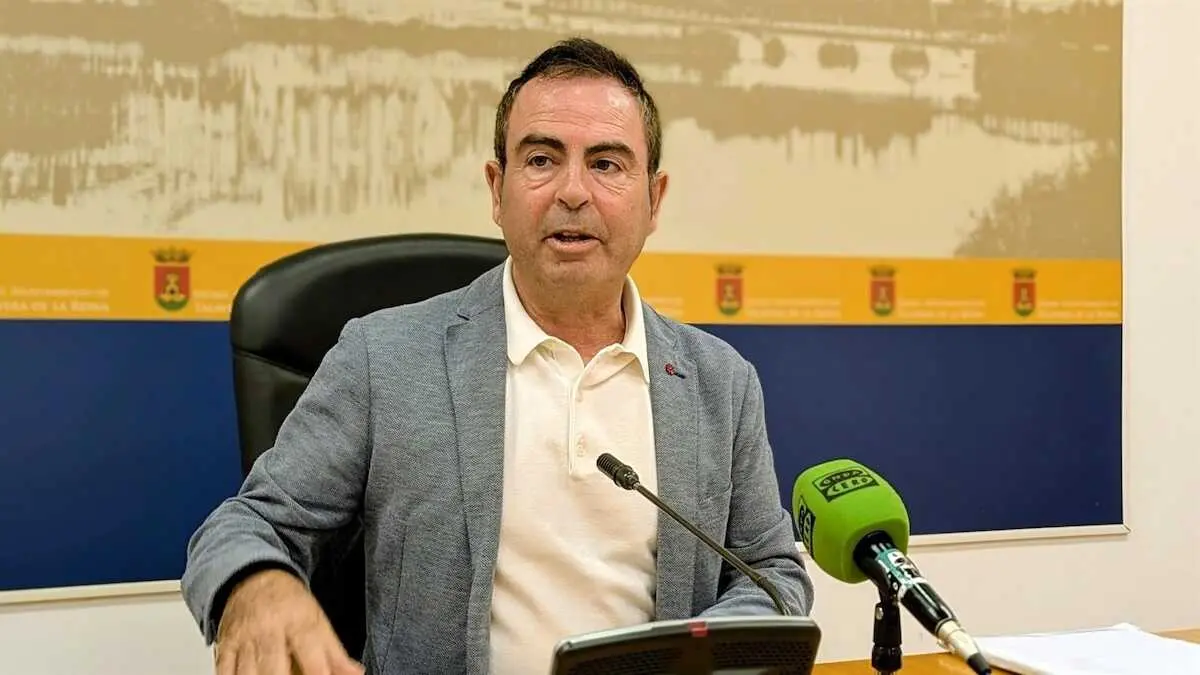 El portavoz del PSOE en el Ayuntamiento de Talavera la Reina (Toledo), Jos&eacute; Guti&eacute;rrez, en rueda de prensa