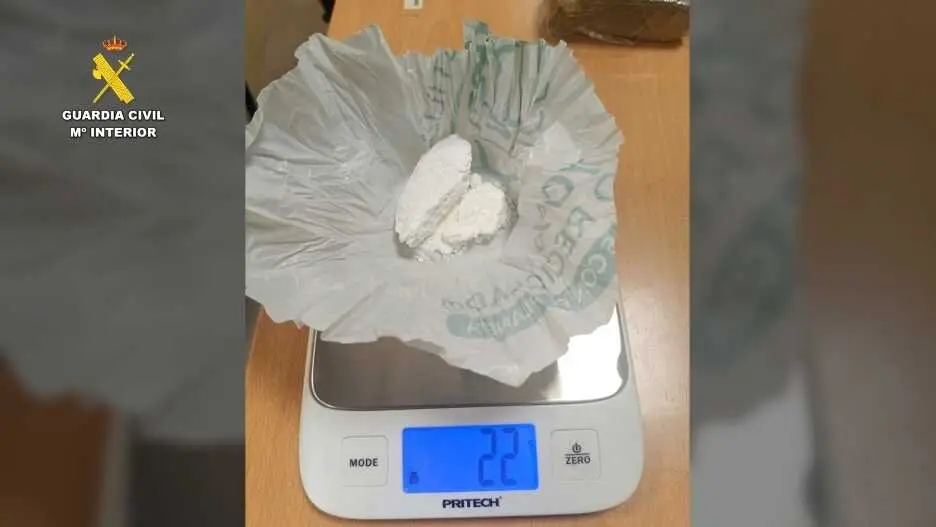 Detenido en la A-3 en Cuenca tras arrojar coca&iacute;na y hach&iacute;s al ver a la Guardia Civil