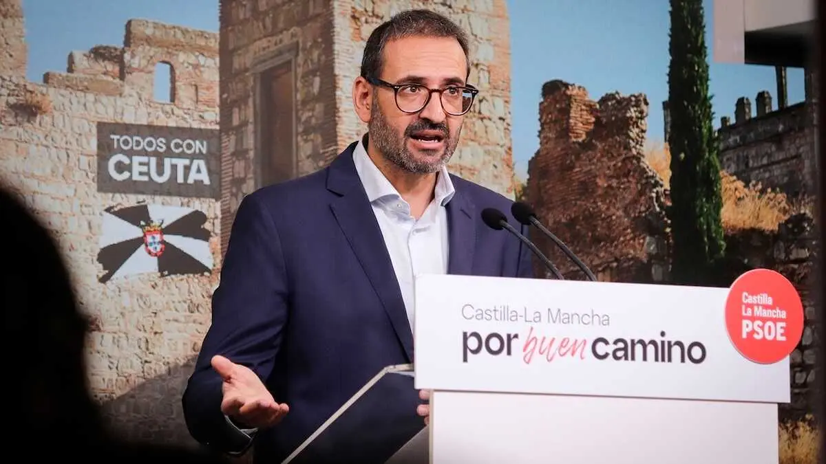 El secretario de Organizaci&oacute;n del PSOE de Castilla-La Mancha y diputada nacional, Sergio Guti&eacute;rrez, durante la rueda de prensa que ha ofrecido en la sede de los socialistas en Toledo