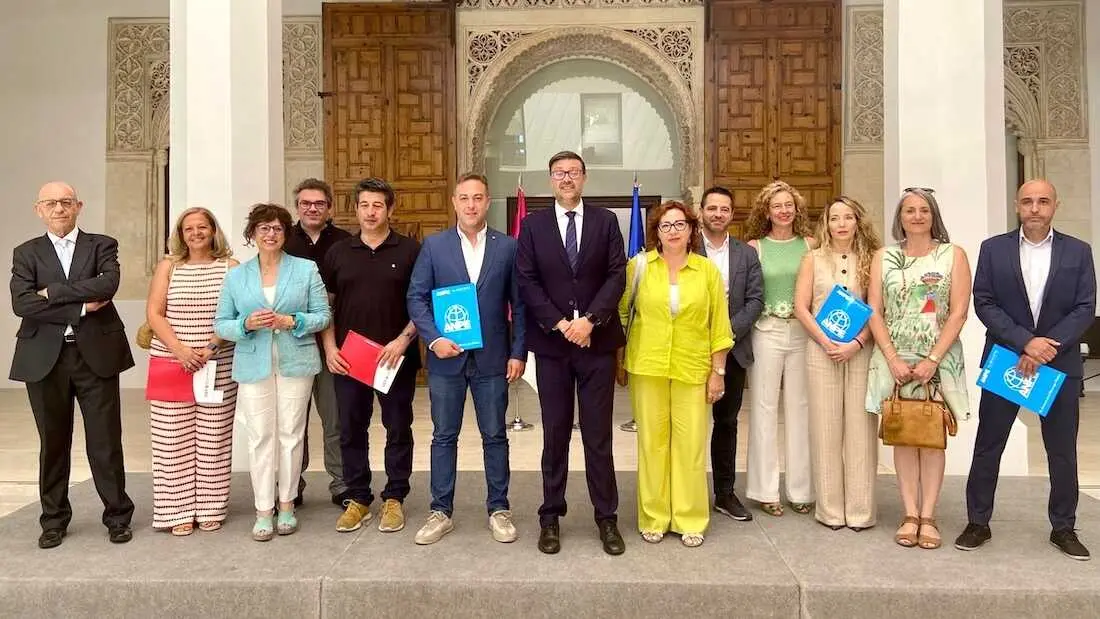 El consejero de Educaci&oacute;n, Cultura y Deportes de Castilla-La Mancha, Amador Pastor, junto a los representantes de los sindicatos ANPE, UGT y CCOO - Archivo