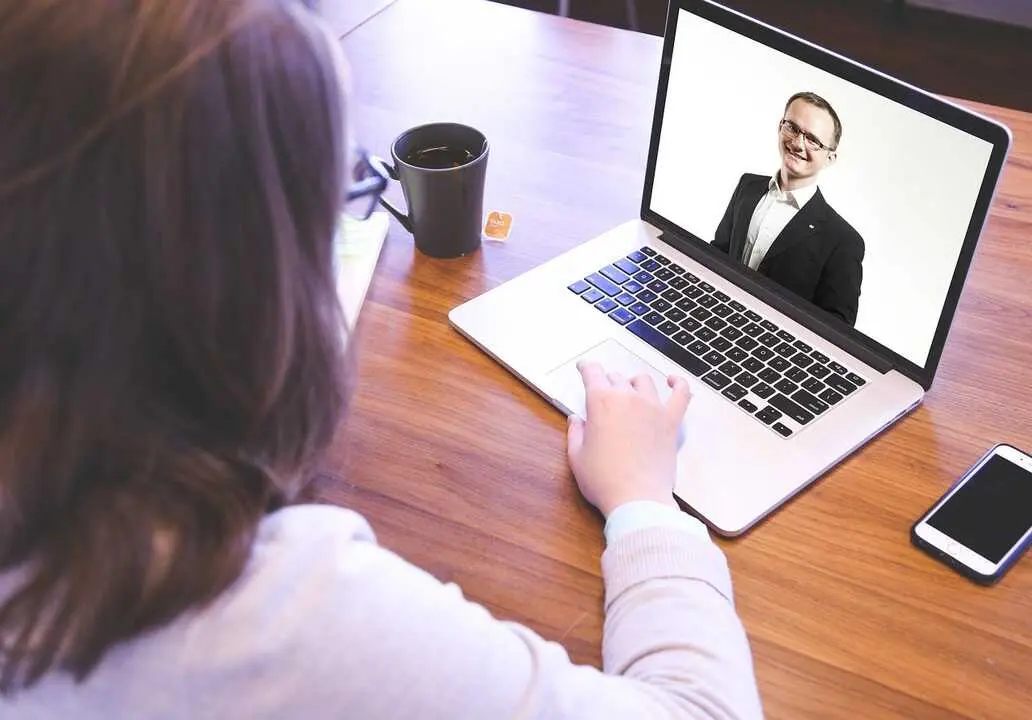 El factor humano en la interpretaci&oacute;n y la comunicaci&oacute;n: ChatGPT no va a tu reuni&oacute;n