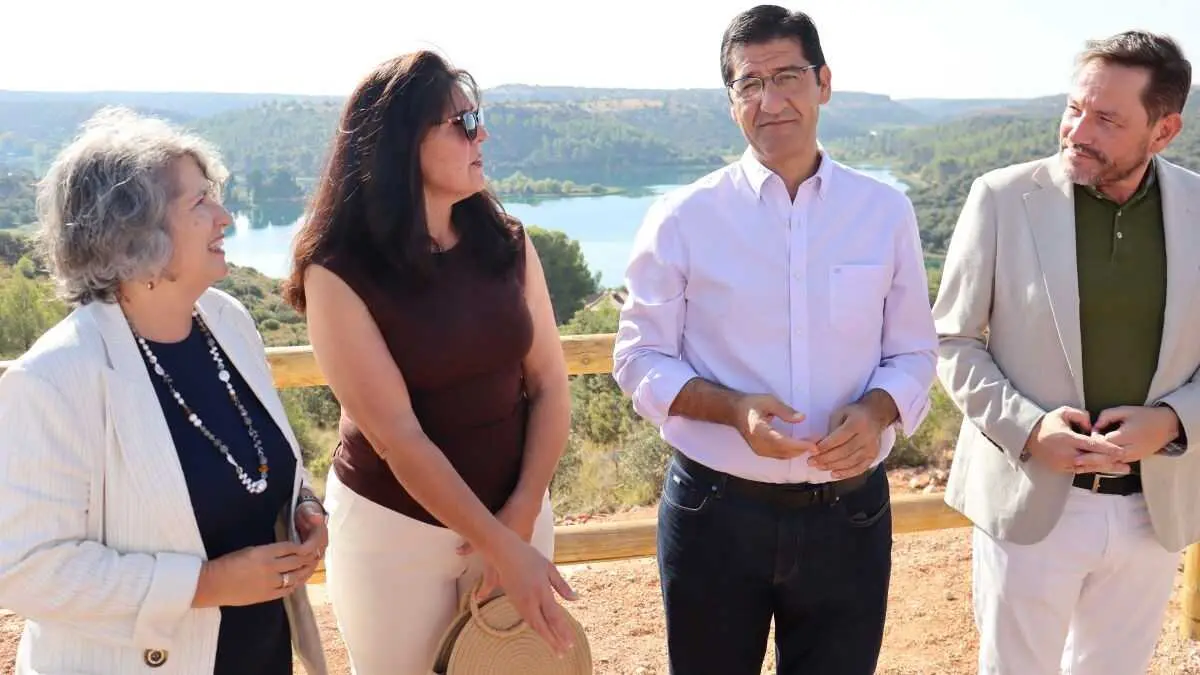 El vicepresidente Segundo, Jos&eacute; Manuel Caballero, y la consejera de Desarrollo Sostenible, Mercedes G&oacute;mez, han visitado las obras de restauraci&oacute;n del Gran Prior en el Parque Natural de Las Lagunas de Ruidera.