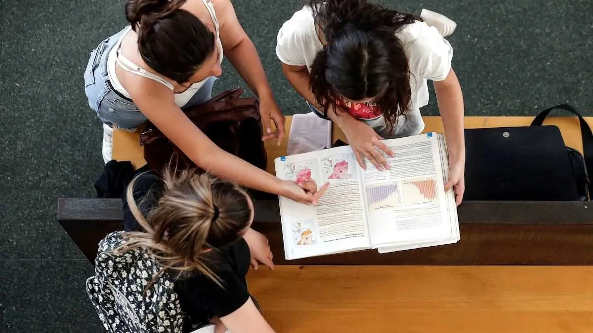Varias j&oacute;venes consultan sus respuestas tras un examen, en una imagen de archivo - EFE/Manuel Bruque, alumnos, estudiantes, educaci&oacute;n, PISA,&nbsp;