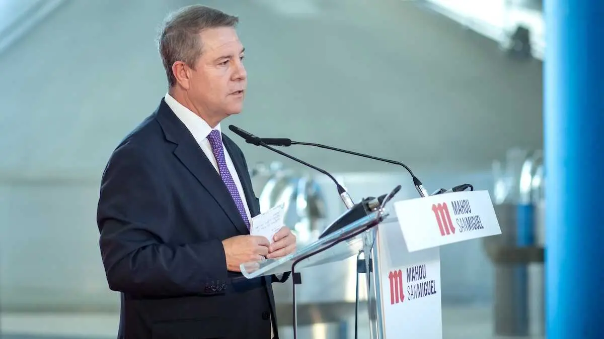 El presidente de Castilla-La Mancha, Emiliano Garc&iacute;a-Page, durante la inauguraci&oacute;n, este mi&eacute;rcoles, de la planta de biomasa de la empresa Mahou San Miguel en Alovera (Guadalajara).