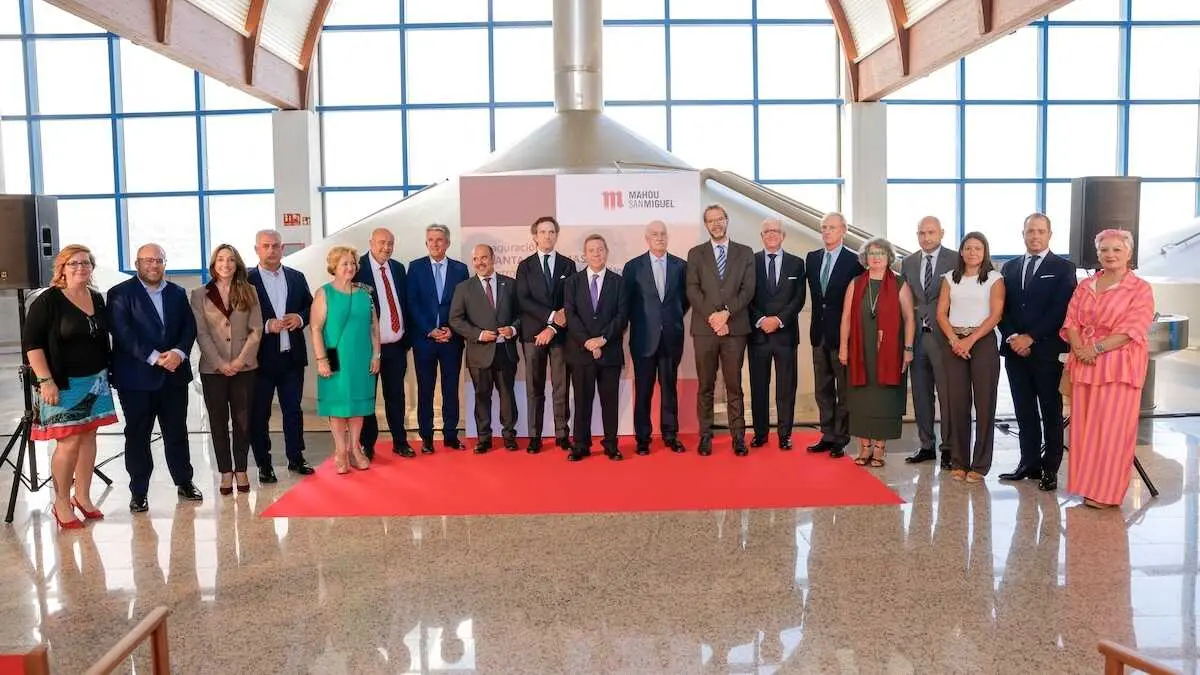 El presidente de Castilla-La Mancha, Emiliano Garc&iacute;a-Page, inaugura, en Alovera (Guadalajara), la planta de biomasa de Mahou San Miguel.