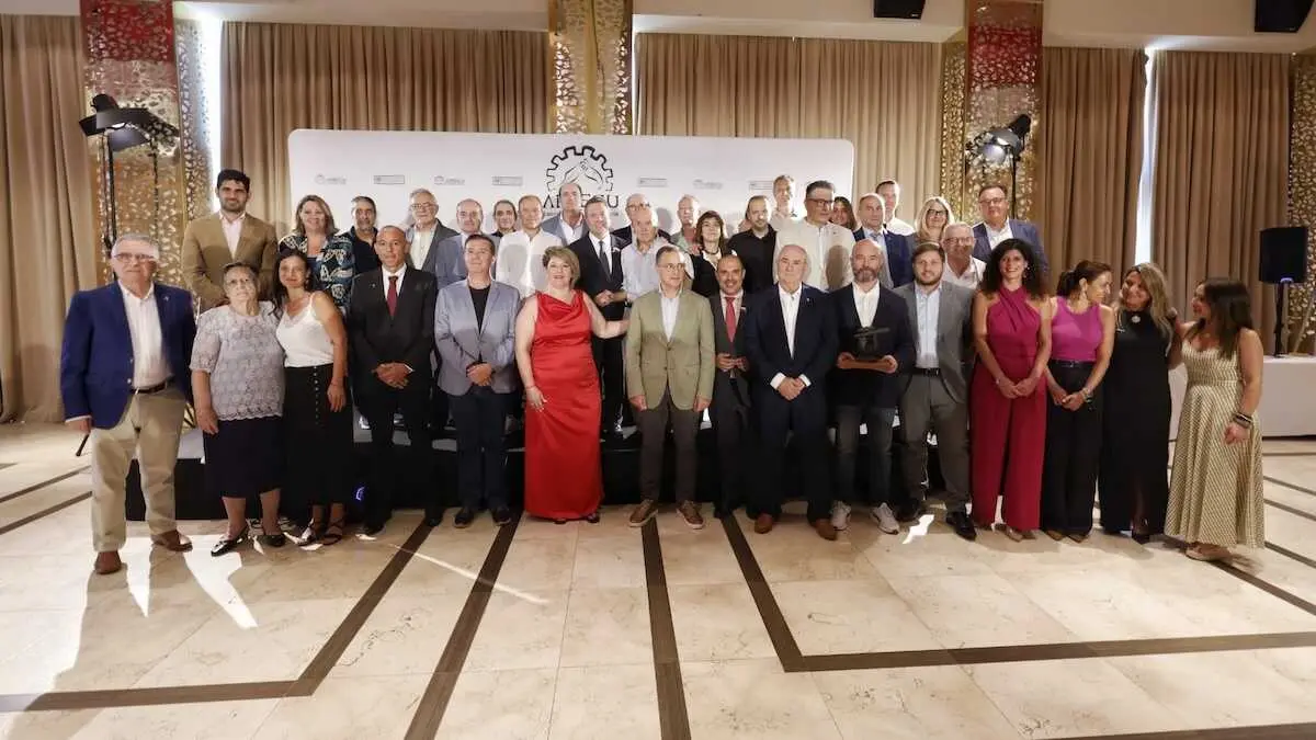 El presidente de Castilla-La Mancha, Emiliano Garc&iacute;a-Page, participa en la tradicional comida de Hermandad de APRECU.