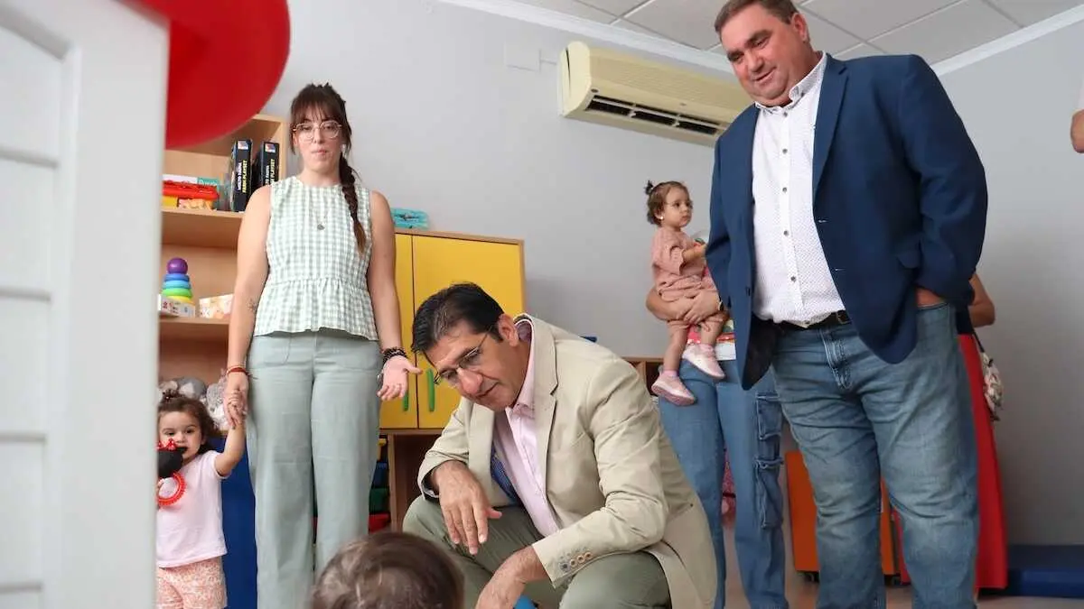 El vicepresidente segundo del Gobierno de Castilla-La Mancha, Jos&eacute; Manuel Caballero, ha visitado la Escuela Infantil de Carrizosa junto al alcalde de localidad, Pedro Antonio Palomo.