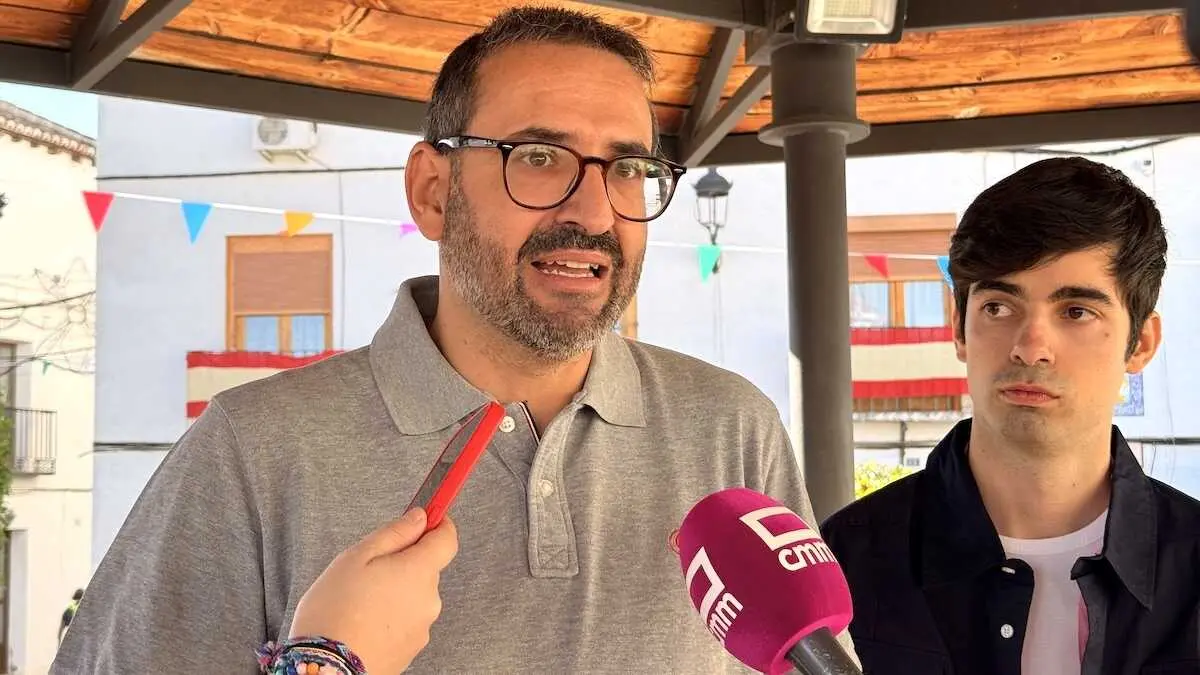 El secretario de Organizaci&oacute;n del PSOE de Castilla-La Mancha y diputado nacional, Sergio Guti&eacute;rrez, atendiendo a los medios este s&aacute;bado en Villarrubia de Santiago (Toledo) donde ha asistido al 12 Congreso Provincial de JJSS Toledo