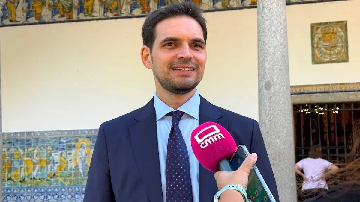 El vicesecretario de Comunicaci&oacute;n del PP de Castilla-La Mancha y portavoz adjunto en las Cortes regionales, Santiago Serrano, atendiendo a los medios este domingo en Talavera de la Reina (Toledo)