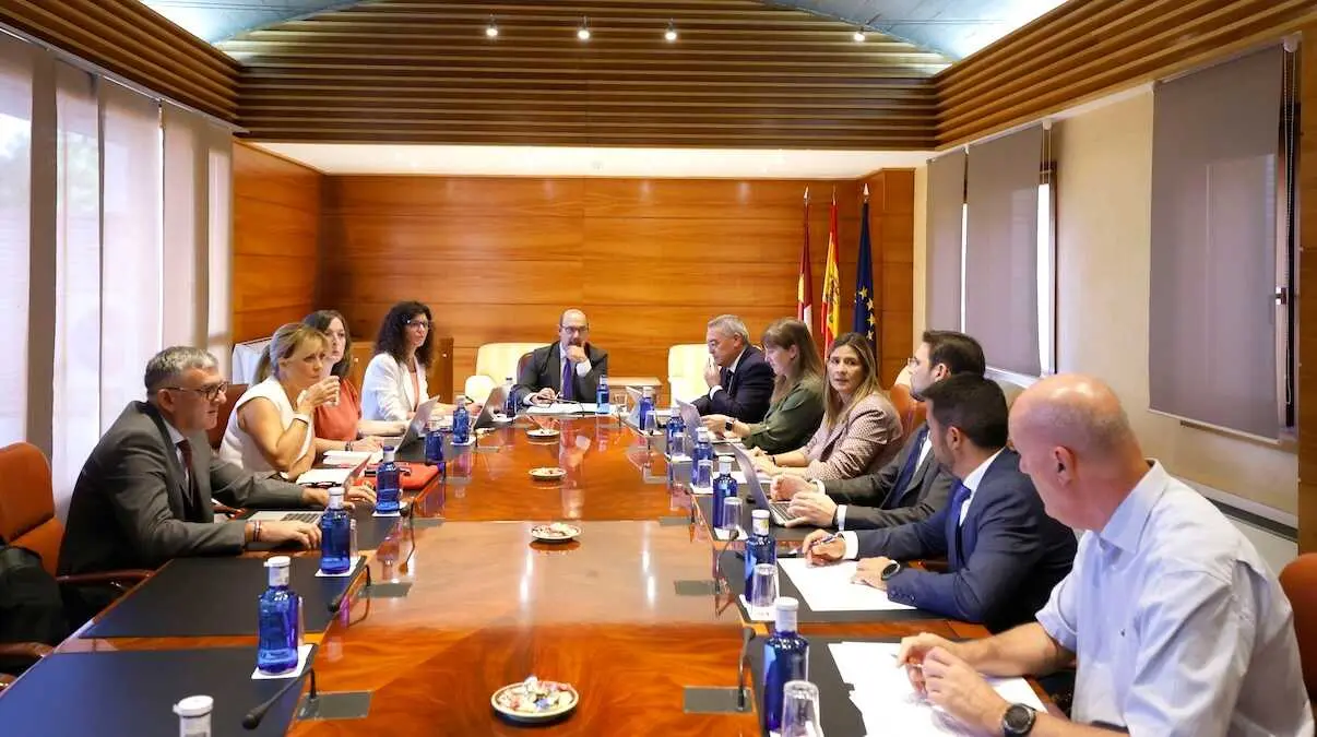 En la imagen un instante de la reuni&oacute;n de la Junta de Portavoces y Mesa de las Cortes de Castilla-La Mancha