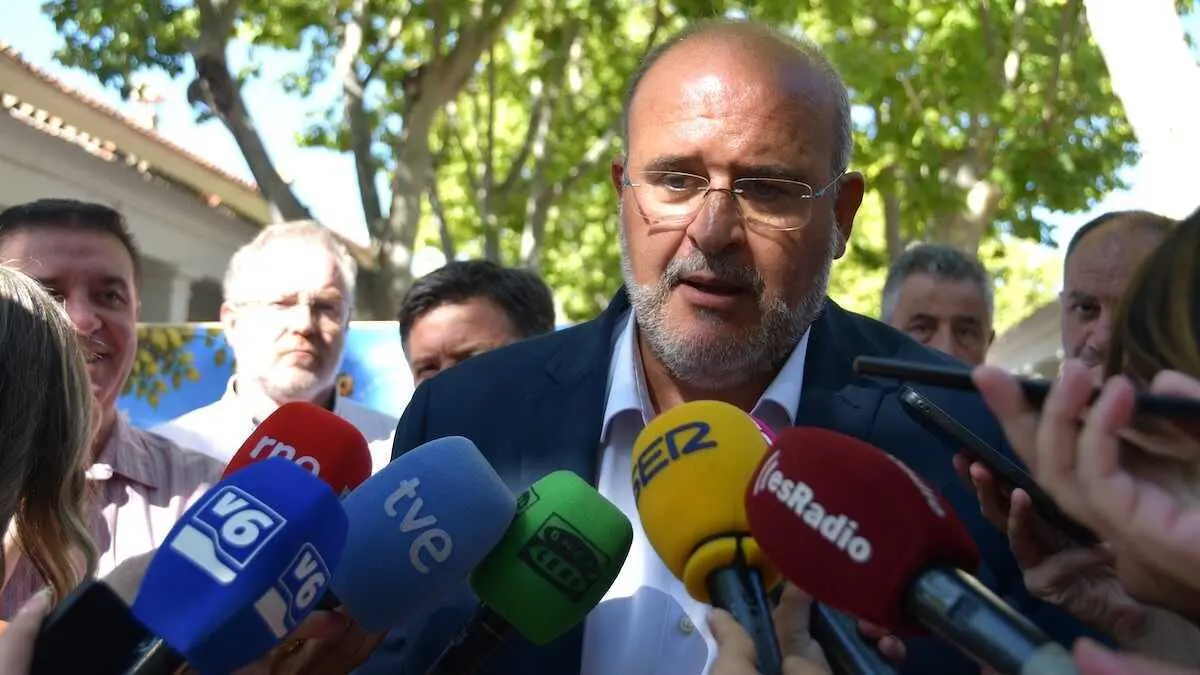 El vicepresidente primero del Gobierno de Castilla-La Mancha, Jos&eacute; Luis Mart&iacute;nez Guijarro, atendiendo a los medios este lunes en la Feria de Albacete.