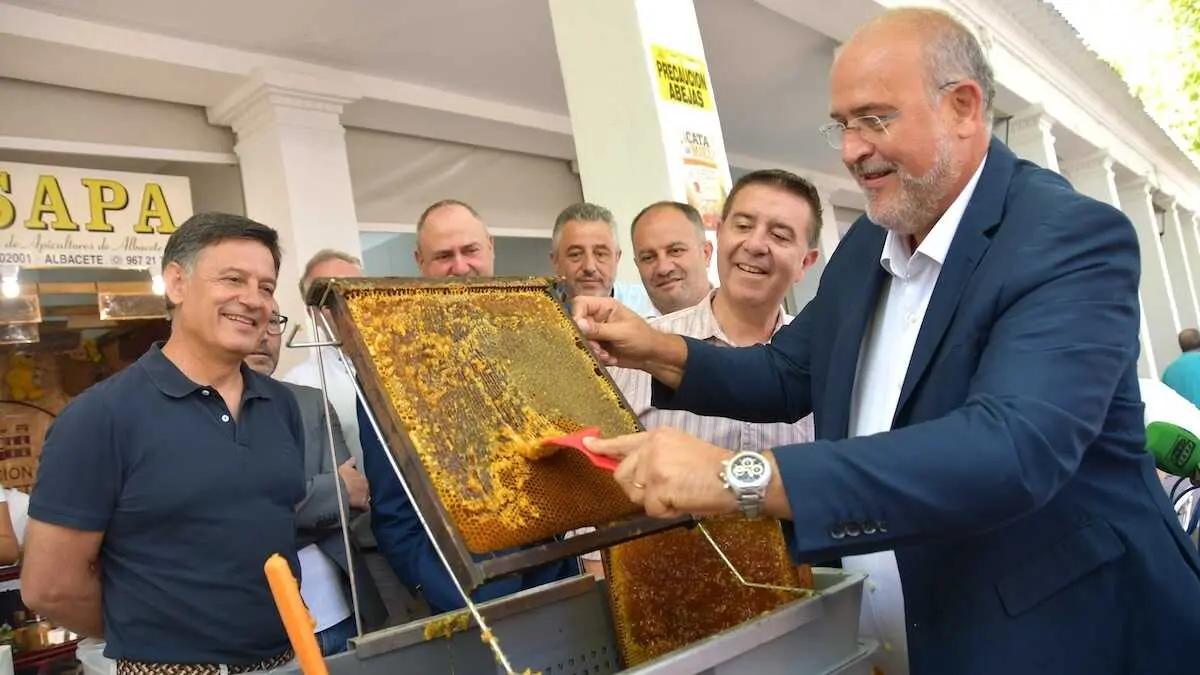 El vicepresidente primero del Gobierno regional, en el estand de la Asociaci&oacute;n Provincial de Apicultores (ASAPA), en la Feria de Albacete
