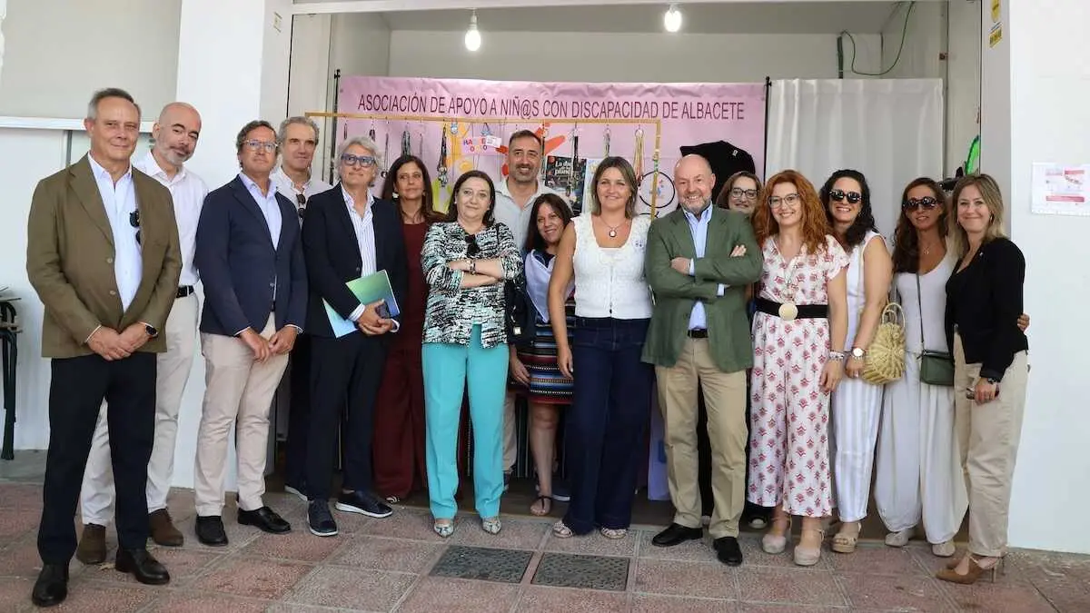 El director gerente del Servicio de Salud de Castilla-La Mancha (Sescam), Alberto Jara, durante la visita al estand de la asociaci&oacute;n 'Un@ M&aacute;s' en la Feria de Albacete.
