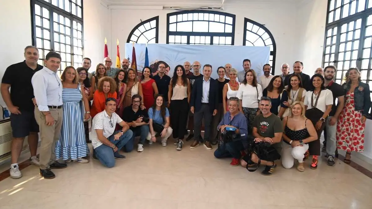 El alcalde de Albacete, Manuel Serrano, durante el encuentro que ha compartido con los representantes de los medios en la Feria de Albacete