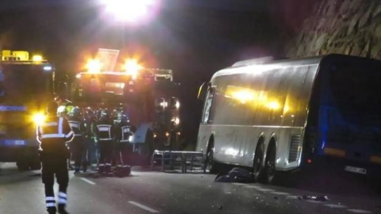 Dos muertos al chocar una motocicleta contra un autobús en una carretera