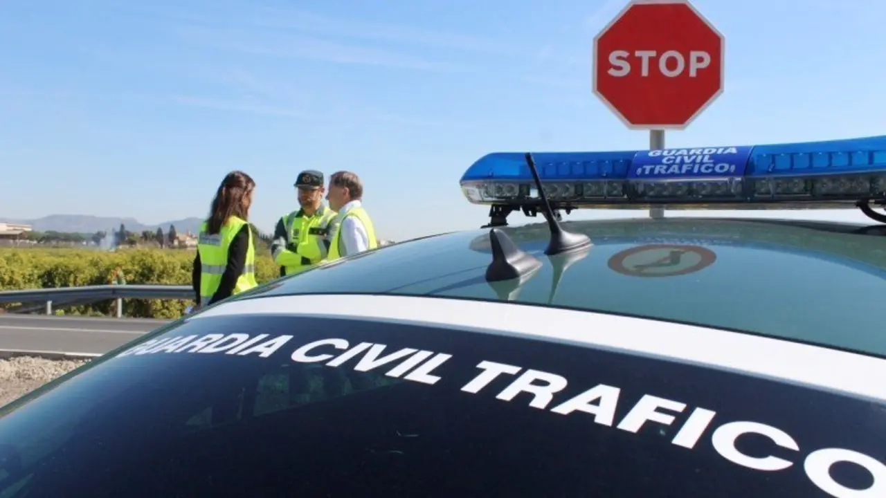 Muere una mujer en un accidente entre un turismo y un autobús en carretera, tráfico, guardia civil, accidente, 