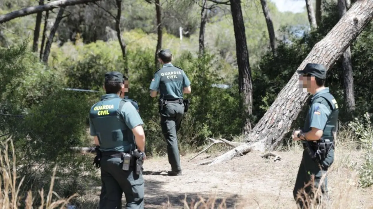 Varios guardias civiles custodian la zona en la que se ha producido el ataque - Fotografía: Levante-Emv/German Caballero, guardia civil, búsqueda, paraje, cadáver, agentes, 