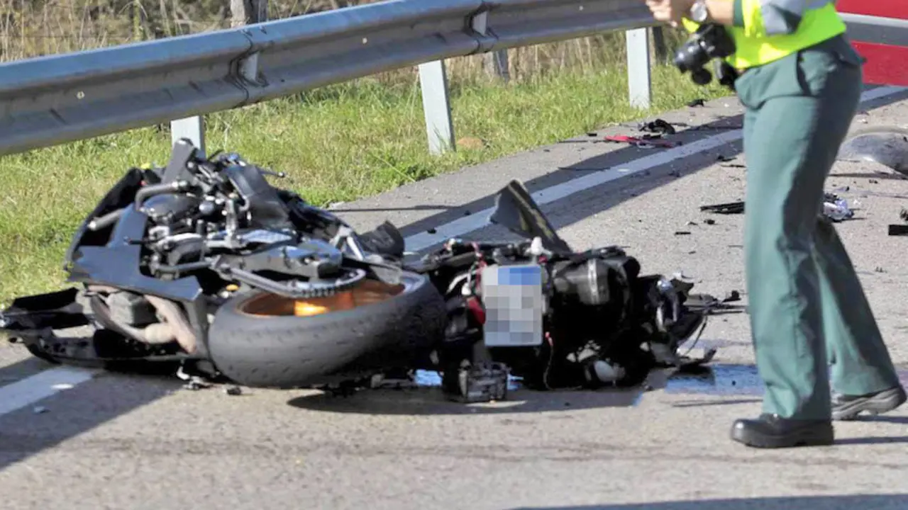 Muere un hombre tras sufrir una caída con su motocicleta en la autovía A-6, moto, accidente,