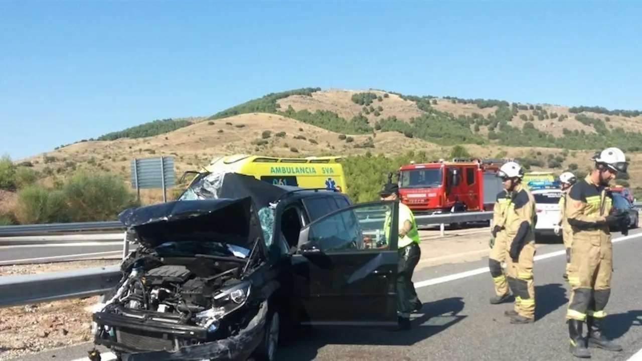 Muere una mujer al colisionar el turismo que conducía contra un camión en la A-2, accidente, tráfico, colisión, choque, bomberos, ambulancia