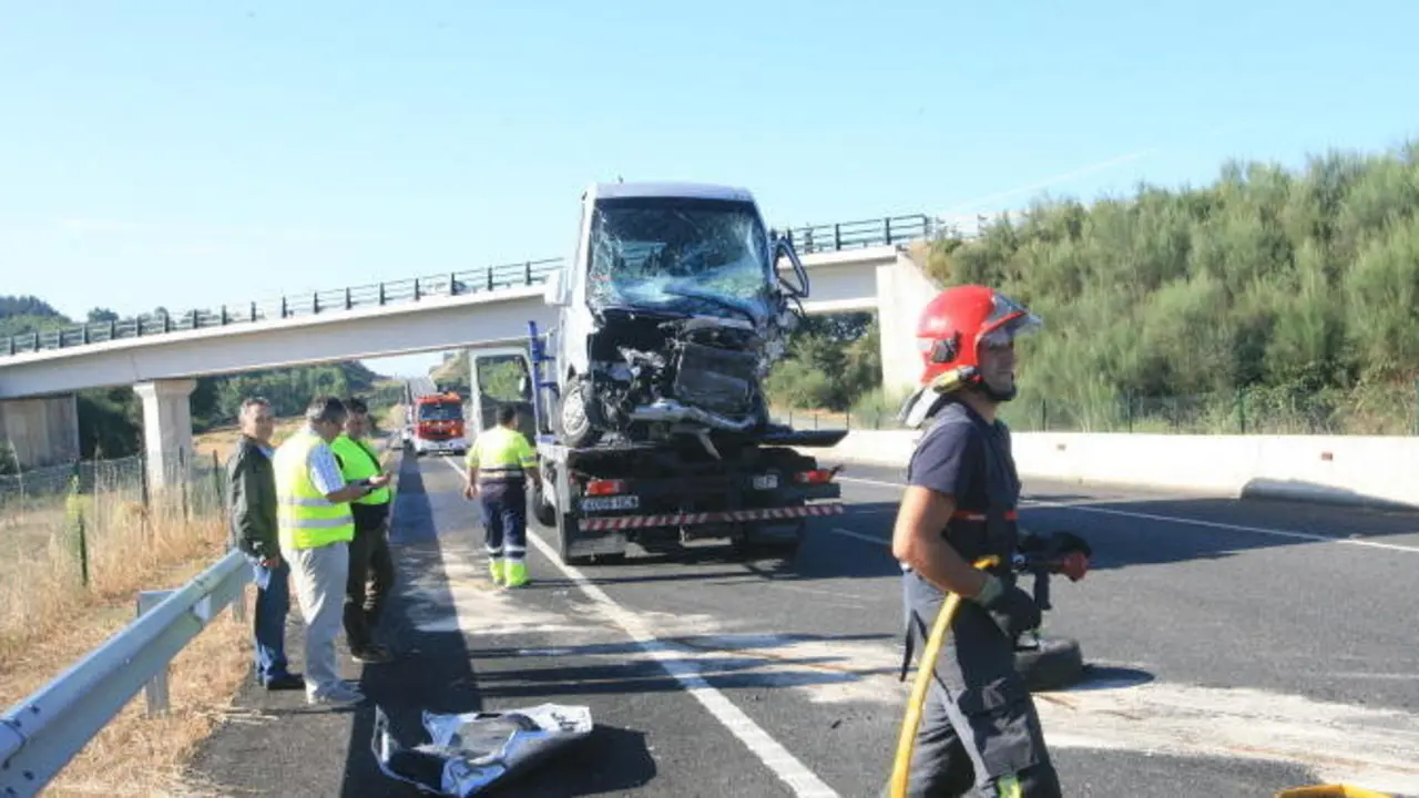 Muere una persona y 15 resultan heridas en un accidente entre un turismo y un autobús - TOÑO PARGA (EL PROGRESO)