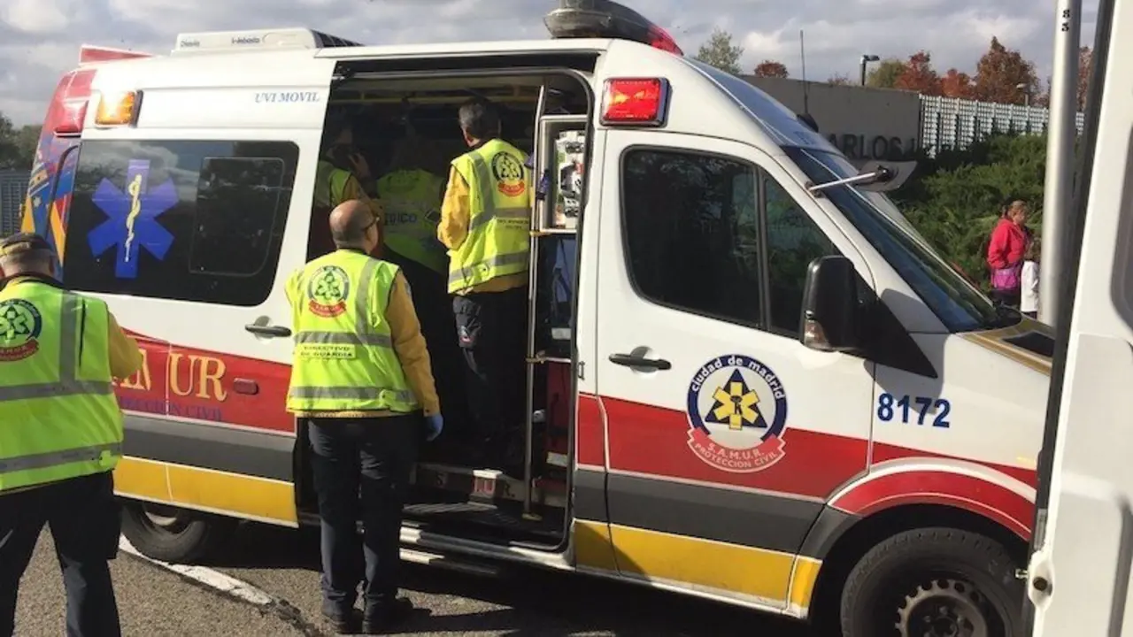 Muere un motorista de 40 años de edad tras colisionar con una máquina barredora, ambulancia, accidente, tráfico, emergencias, motorista, atropello, peatón, 