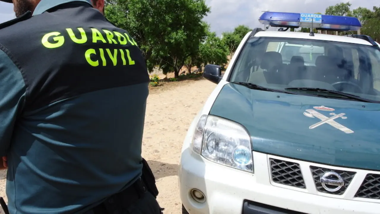 Detenido un hombre con 16 arrestos anteriores por robar en un domicilio. En la imagen un agente de la Guardia Civil junto a un coche patrulla