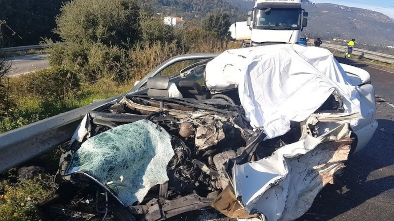Muere una mujer tras colisionar el coche que conducía con un camión en carretera, accidente, camión, tráfico, colisión, choque,