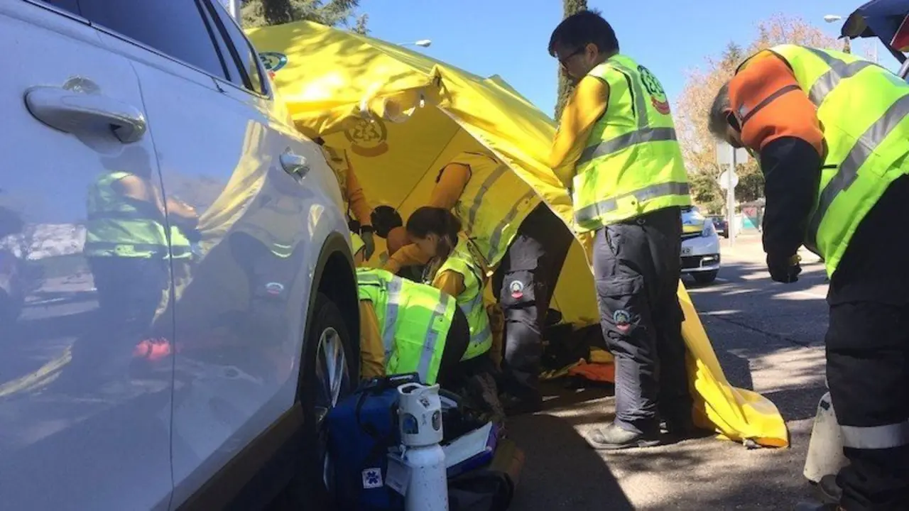 Muere un hombre tras ser atropellado por un motorista en un paso de peatones, accidente, tráfico, ambulancia, emergencias,