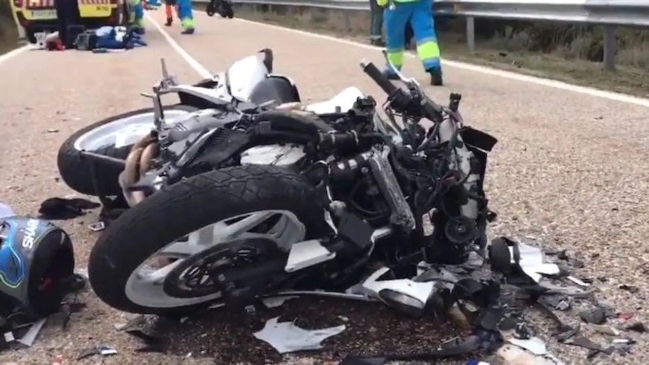 Muere un motorista y otro resulta herido muy grave tras un choque frontal en carretera