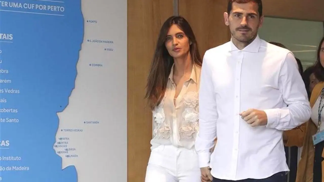 Iker Casillas decide retirarse y aceptar un puesto en la directiva del Oporto tras su infarto. En la imagen el jugador junto a Sara Carbonero