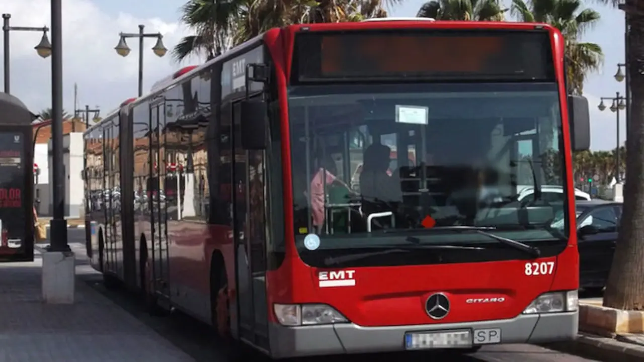 Detienen a un hombre por masturbarse sobre una menor de edad a bordo de un autobús