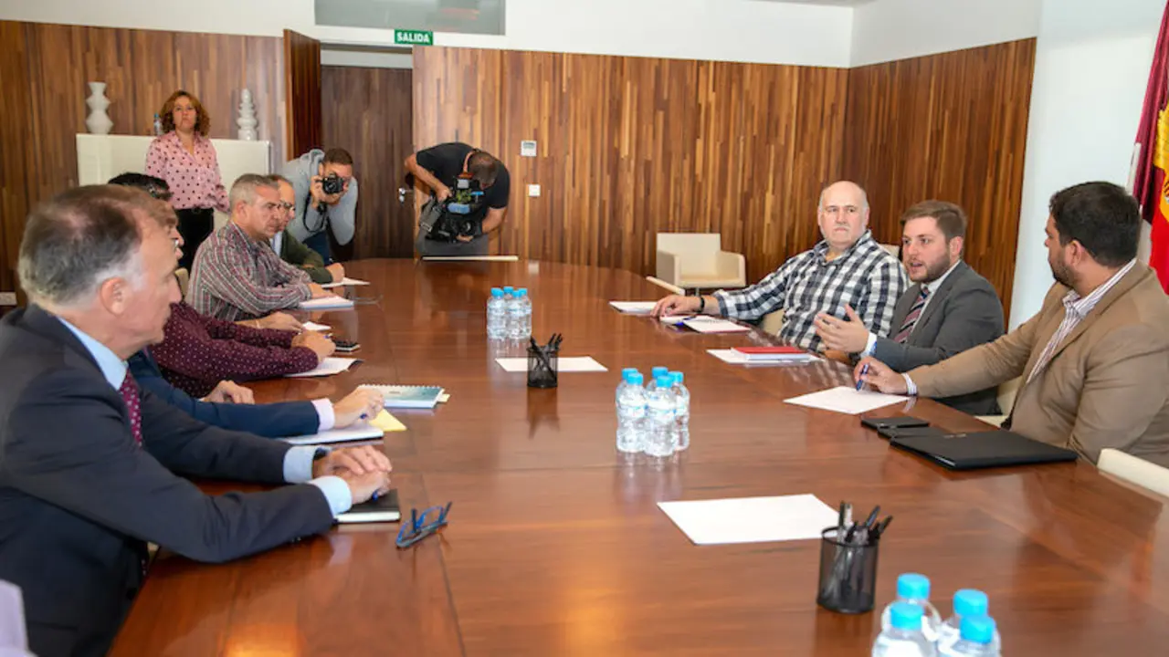 El consejero de Fomento de Castilla-La Mancha, Nacho Hernando, ha mantenido una reunión, en la Consejería de Fomento, con la Federación Regional del Taxi