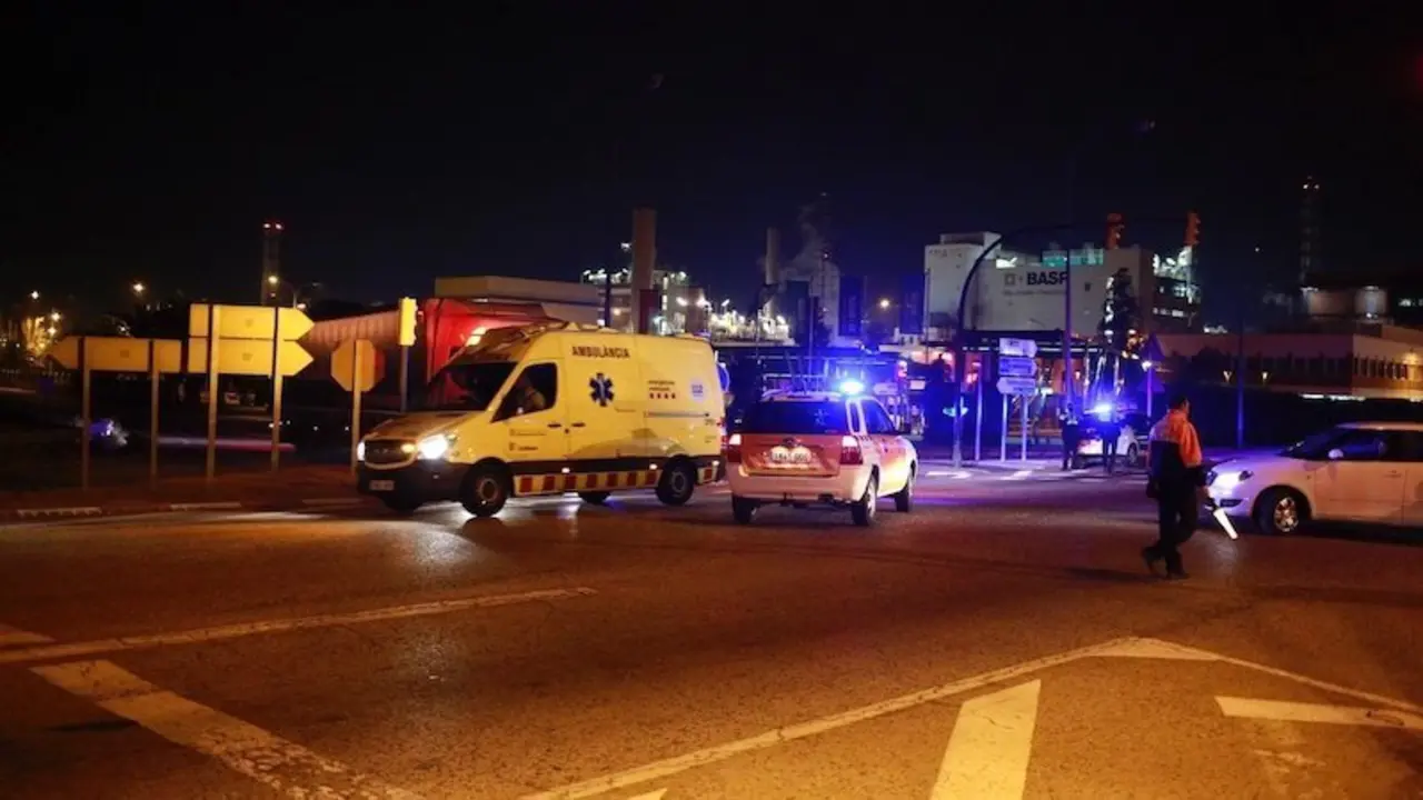 Un muerto, ocho heridos y miles de confinados por una explosión en Tarragona