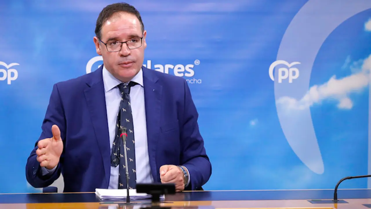 El diputado del PP en las Cortes de Castilla-La Mancha, Benjamín Prieto, durante la rueda de prensa que ha ofrecido en el Parlamento regional