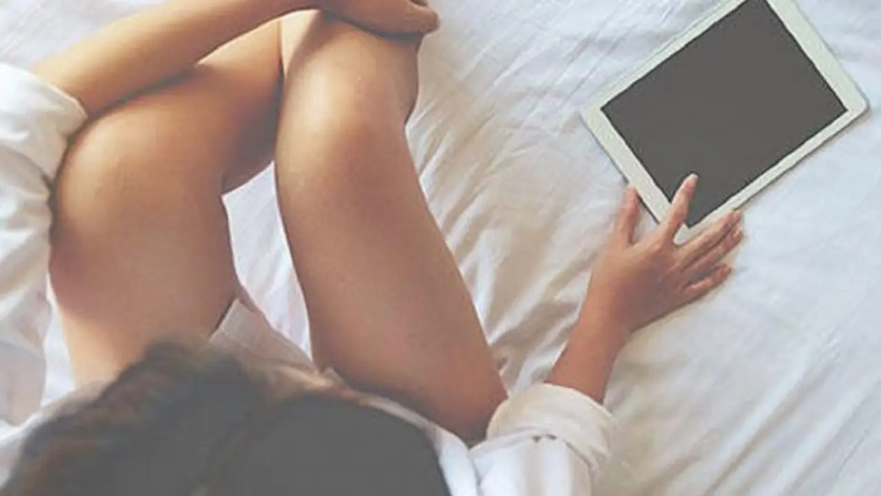 VIDEO: Una alumna no apaga el micro en una clase virtual y la pillan mateniendo sexo