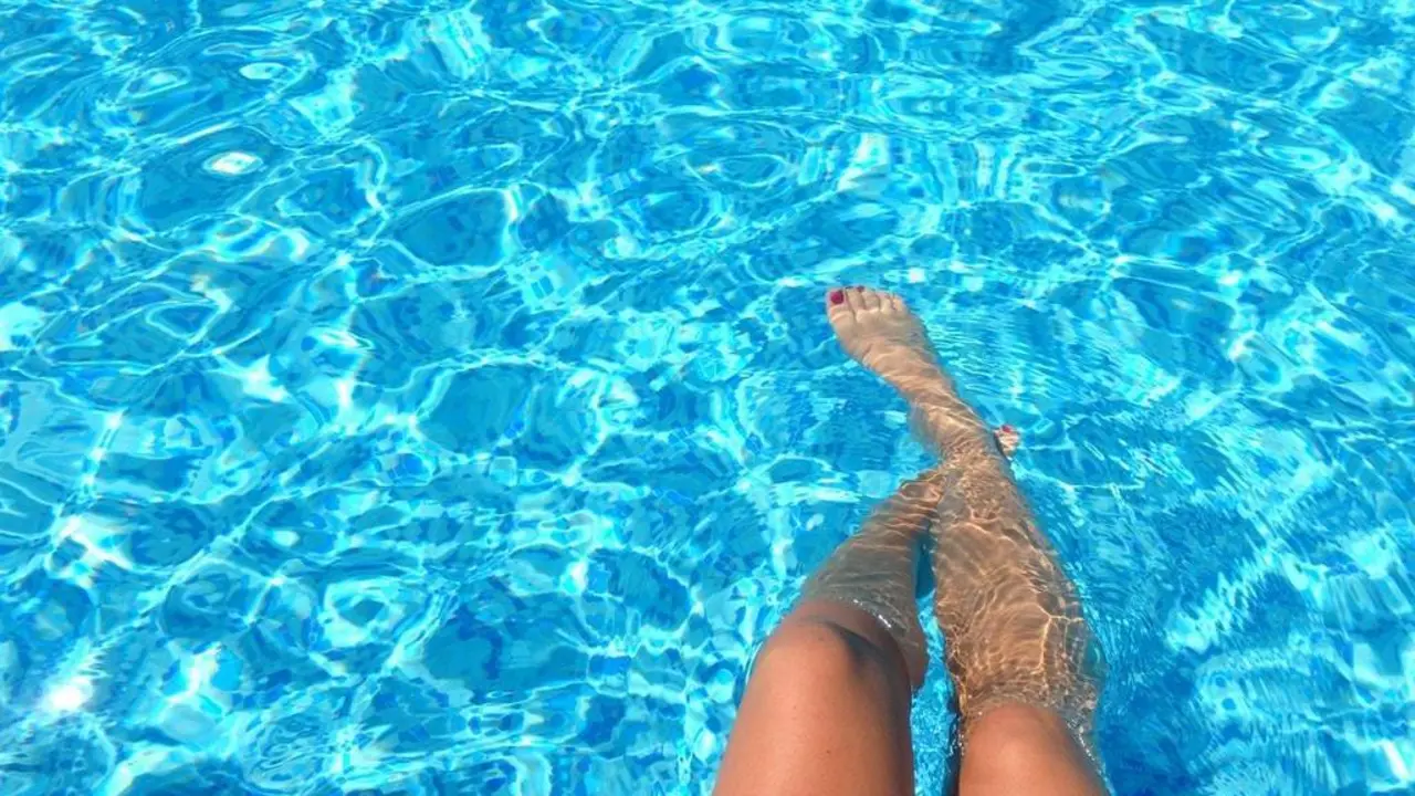  person-feet-dipping-on-pool-835240 (1) 