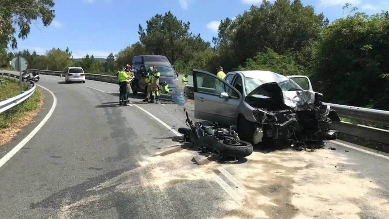Muere un joven de 27 años tras chocar la motocicleta que conducía contra un turismo