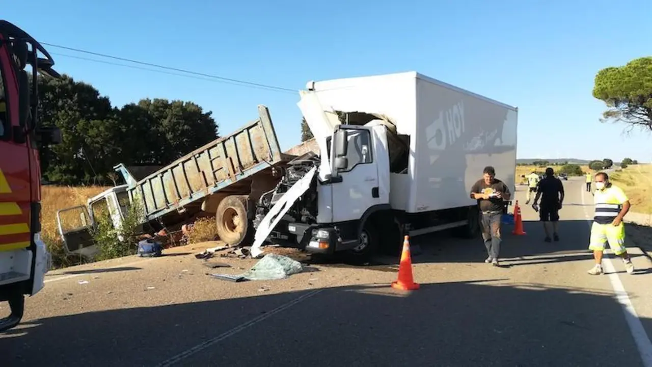 Un herido por la colisión de dos camiones en la carretera que une Motilla y Campillo